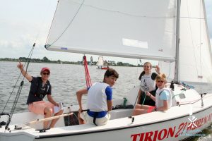 Zeilles in de tirion bij zeilschool het molenhuis